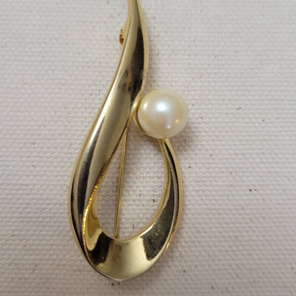Vintage Gold Scroll Brooch with Pearl